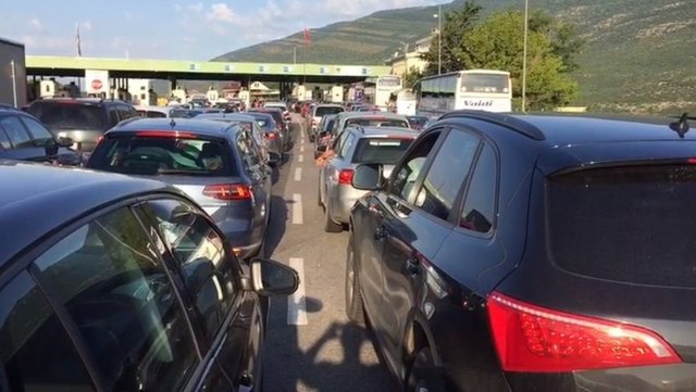Mbi 11 mijë qytetarë nga Kosova kaluan në Shqipëri brenda katër orësh
