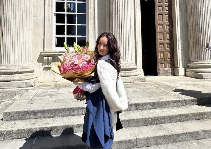 Elena Daçi diplomon në Cambridge  prezanton  Lahutën e Malësisë 
