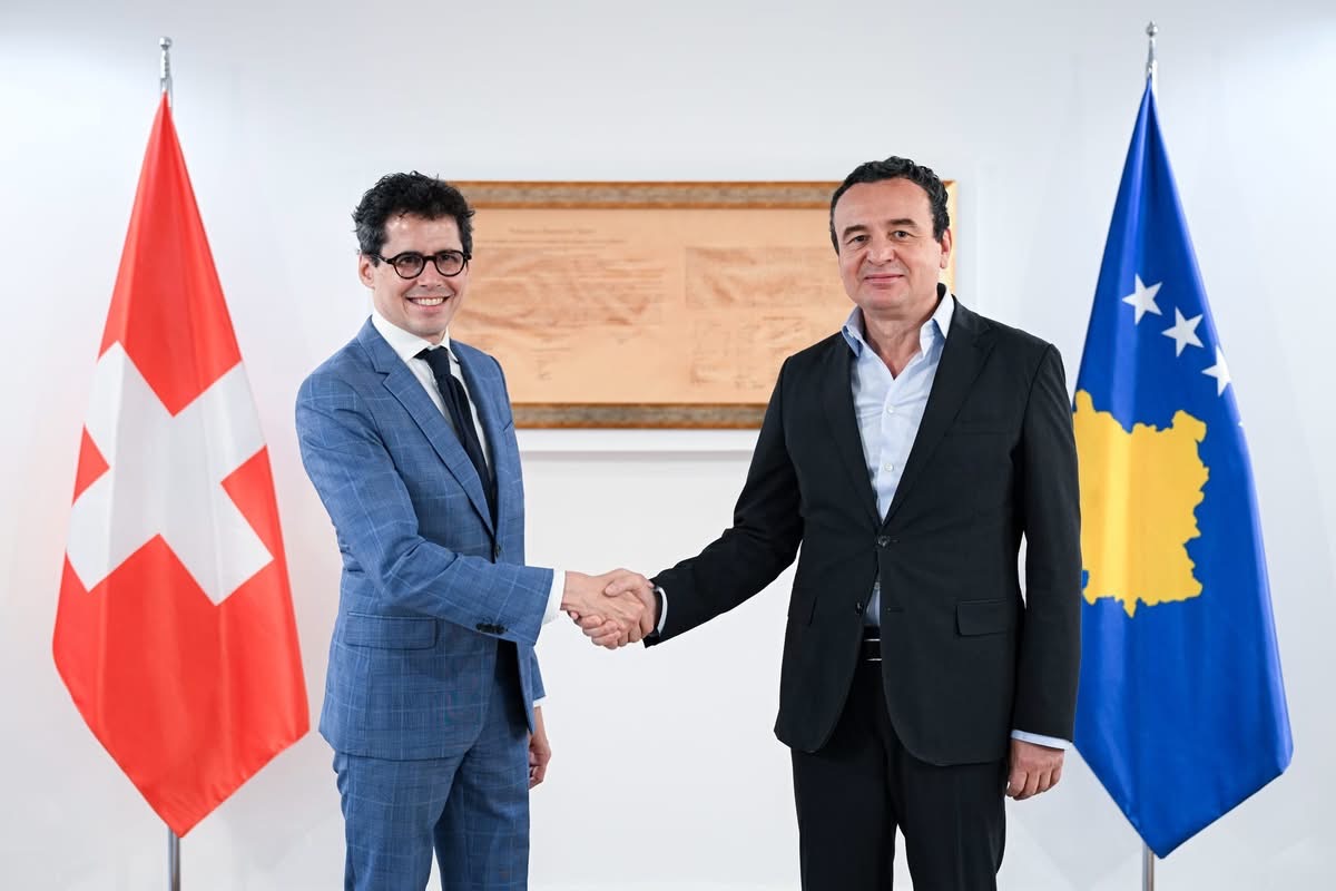 Kurti pret në takim lamtumirës ambasadorin zviceran Jürg Sprecher  e falënderon për kontributin në Kosovë