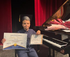11-vjeçari Triumf Lupçi shkëlqen në arenën ndërkombëtare të pianos, ftohet të performojë në Mozarthaus të Vjenës