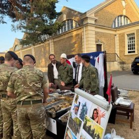 Me plisa në kokë dhe me ushqime tradicionale, kadetët e FSK-së prezantojnë Kosovën në Britani