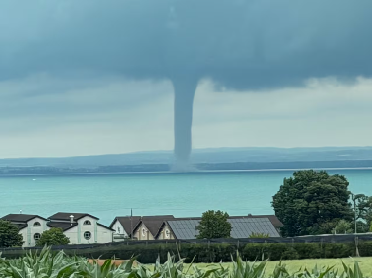 Tornado uji gjigant shfaqet në Liqenin e Konstancës, pamje e rrallë
