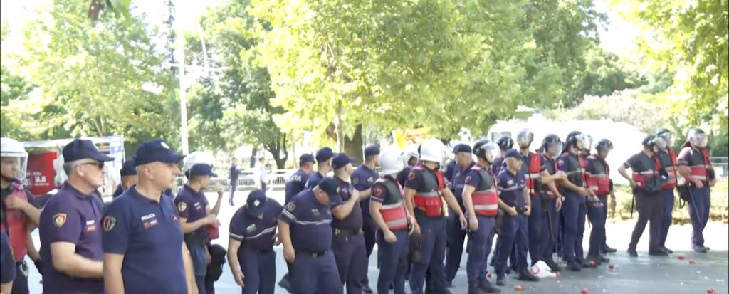 Tiranë  Gjashtë policë të plagosur dhe 17 protestues në spital