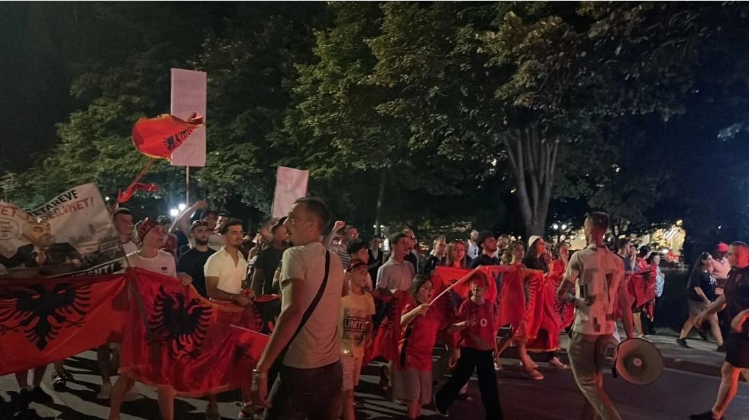 Protesta në Tiranë hyn në ditën e 37 të  qytetarët marshojnë drejt Kryeministrisë
