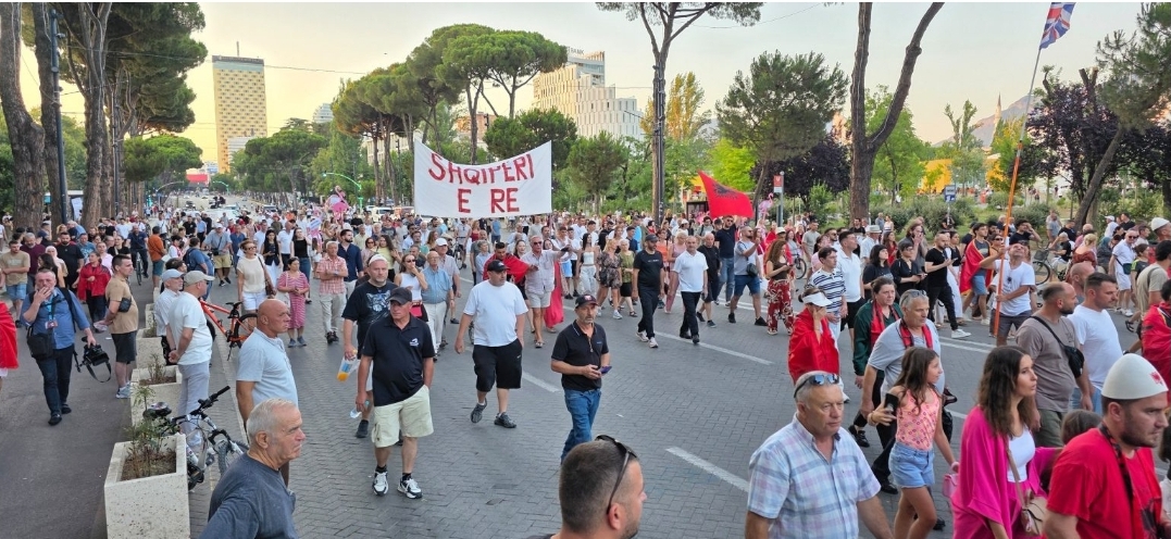 Shqipëri  Vijon për të 43 tën ditë protesta e qytetarëve para Kryeministrisë në Tiranë