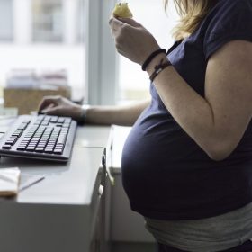 Peticion me 110 mijë nënshkrime kërkon zgjatje pushimi të lehonisë në Zvicër
