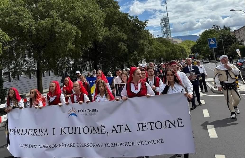 Manifestim në Gjenevë për viktimat e zhdukjeve me forcë: "Përderisa i kujtojmë, ata jetojnë"
