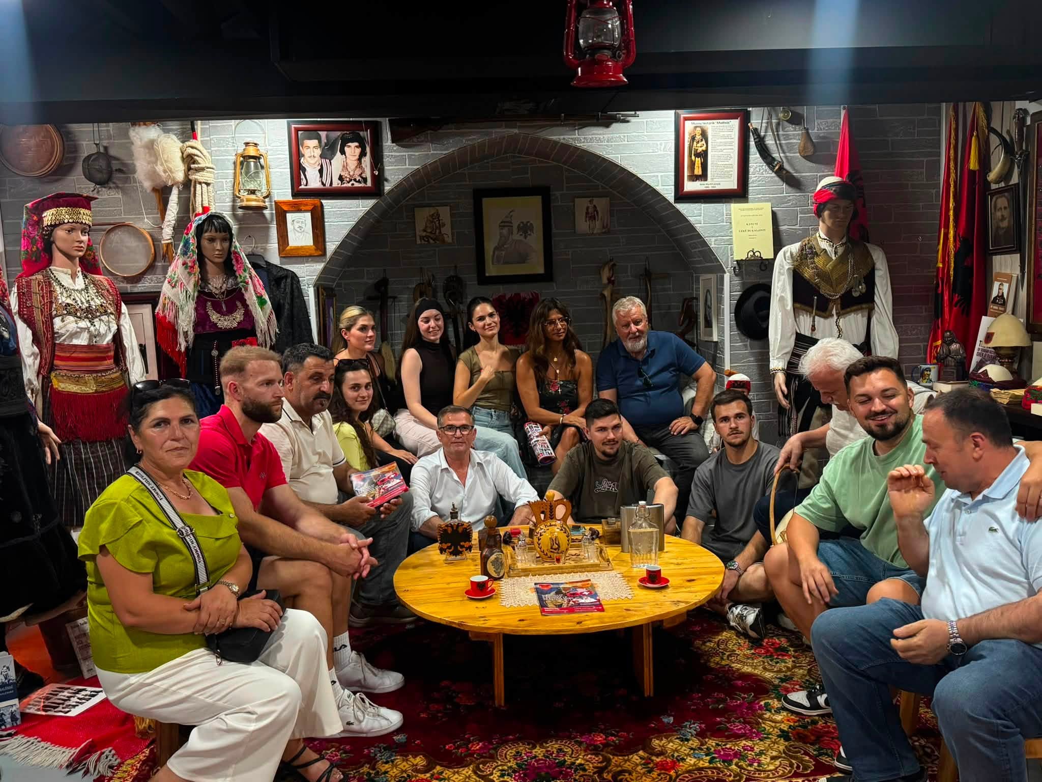 Ansambli "Trojet" forcon lidhjet me diasporën shqiptare gjatë turneut në SHBA
