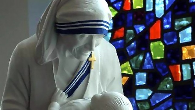 Kujtohet Shën Nënë Tereza në 111-vjetorin e lindjes